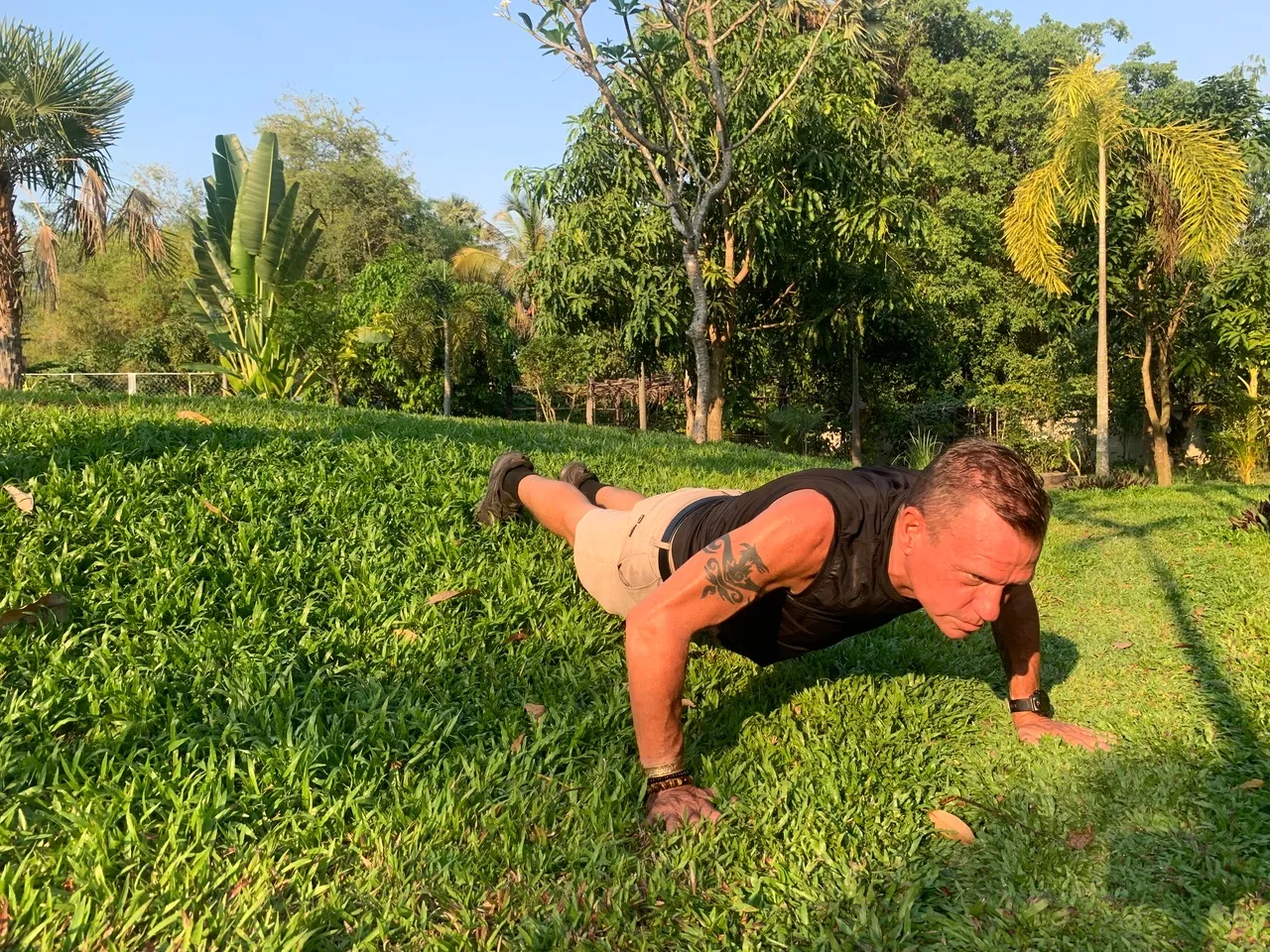 The best way to exercise: Bodyweight training in nature and the sun.
